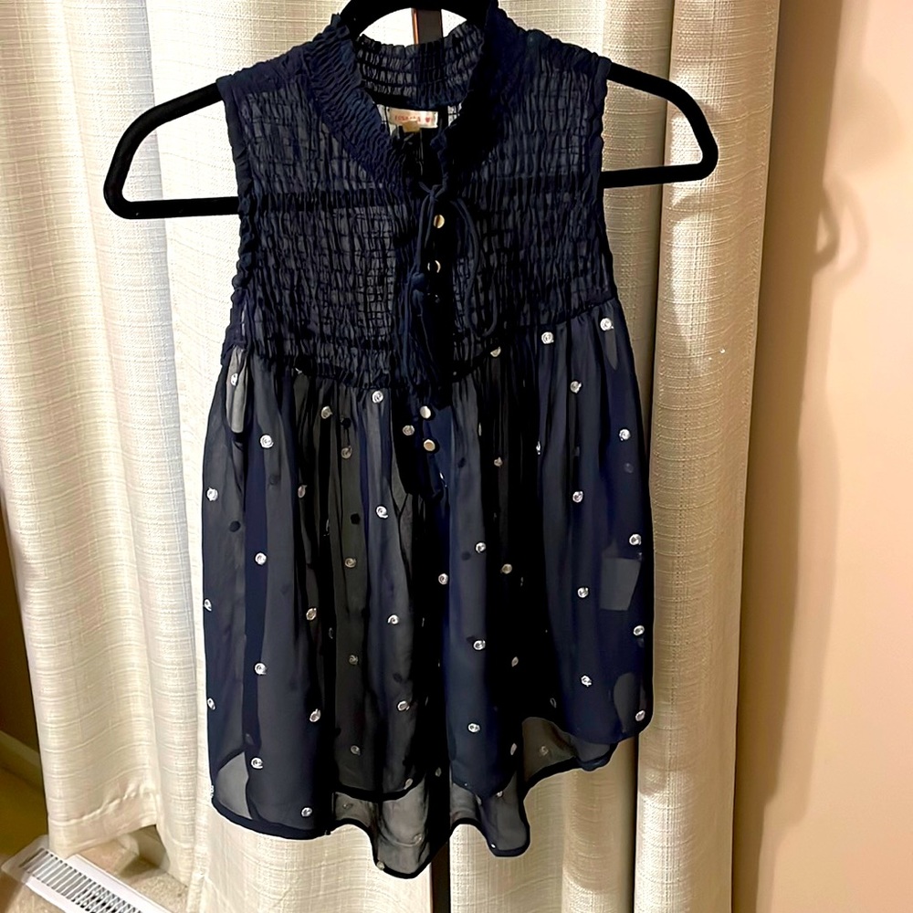 Rosa Chá dark blue sleeveless blouse with silver polka dots.
